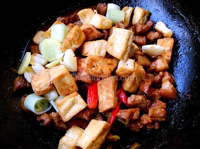 倒入豆腐泡，加盐炖三分钟