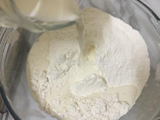 再倒入适量的纯牛奶