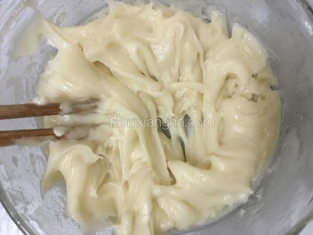拿出用筷子搅拌一下摊冷晾凉