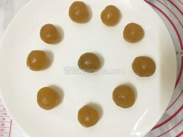 凤梨馅称成每个20克揉成圆待用