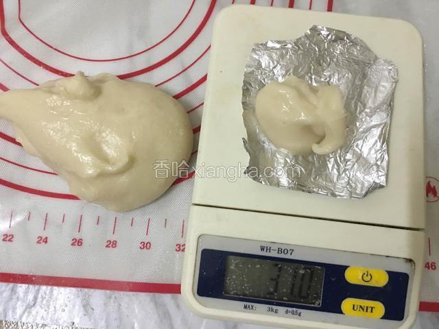 再把摊冷的冰皮称成30克每个，全部依次称好。
