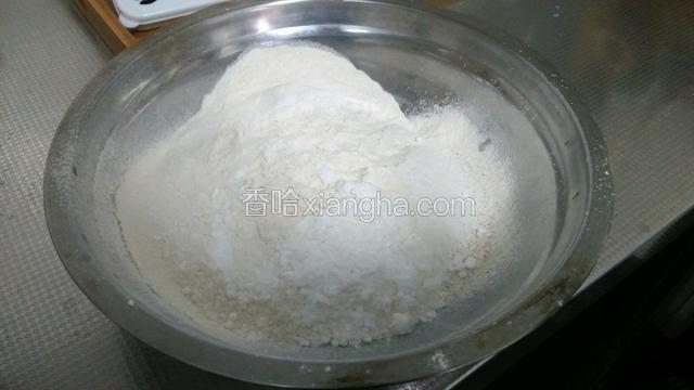 面粉，盐，糖放在一个容器里