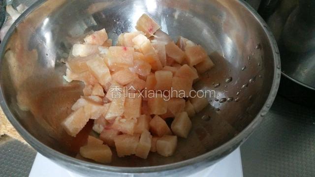 鸡肉切小丁