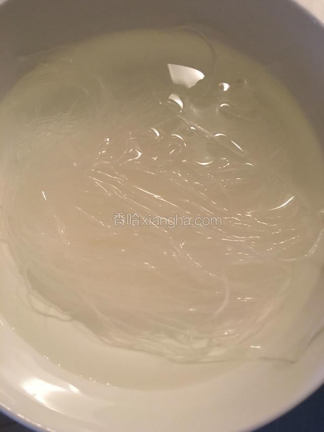 粉丝用温水泡软