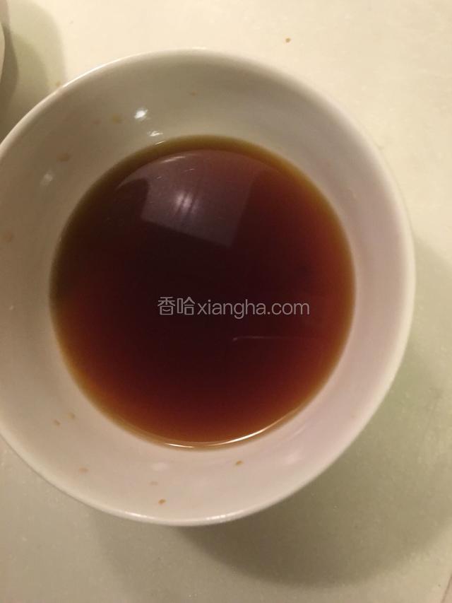 用小碗将豉油、蚝油、鸡精、盐，加入适量水调酱