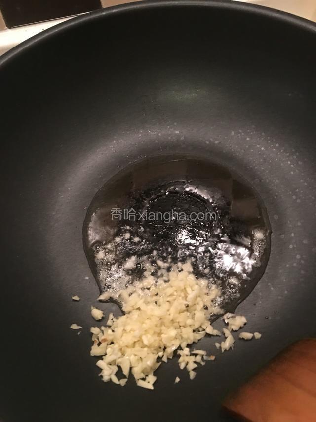 热锅下油，小火将蒜蓉炒香