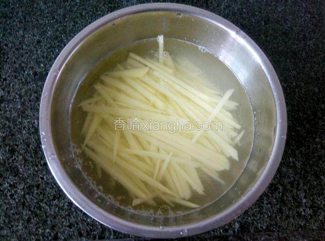 土豆刨皮切丝用清水浸泡，用时用滤筛滤干水份。