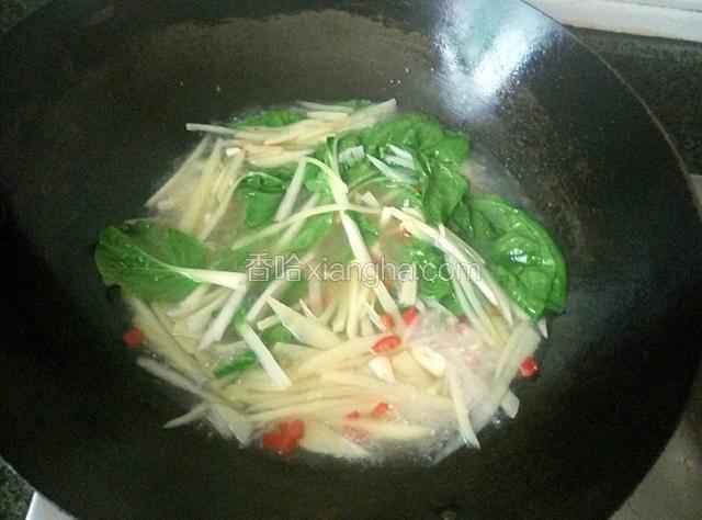 放入白菜，煮滚一会。试味，再加点盐调味。
