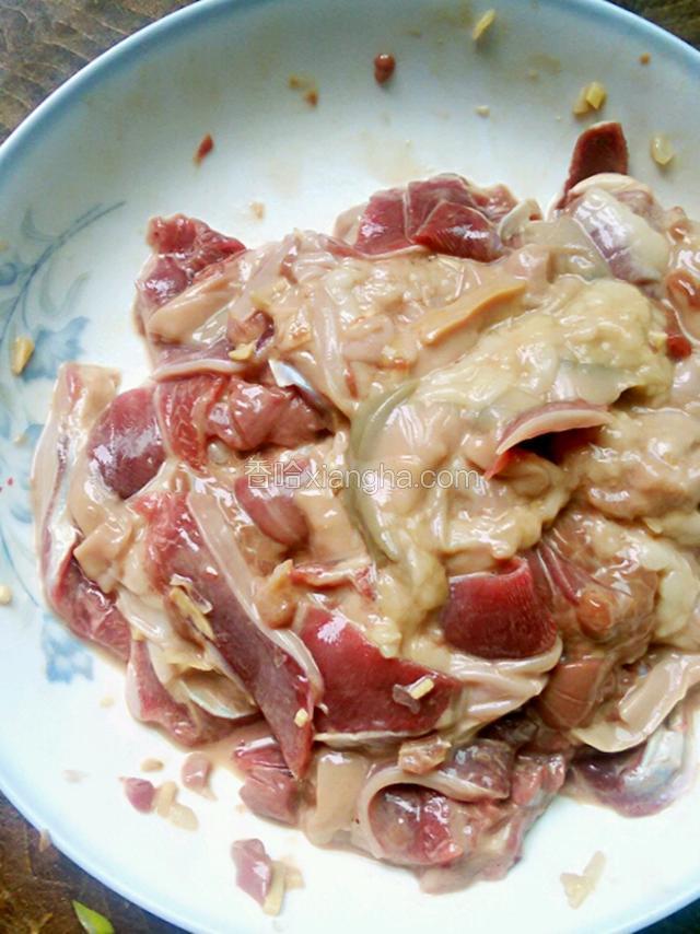 用料酒泡姜泡蒜等码味，抓粘入味十分钟后少许淀粉抓均勻。