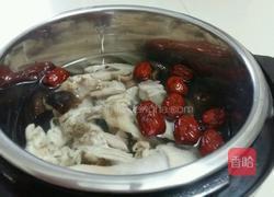 红枣枸杞香菇鸡汤的做法图解6