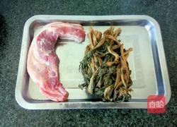 酸菜蒸肉的做法图解1