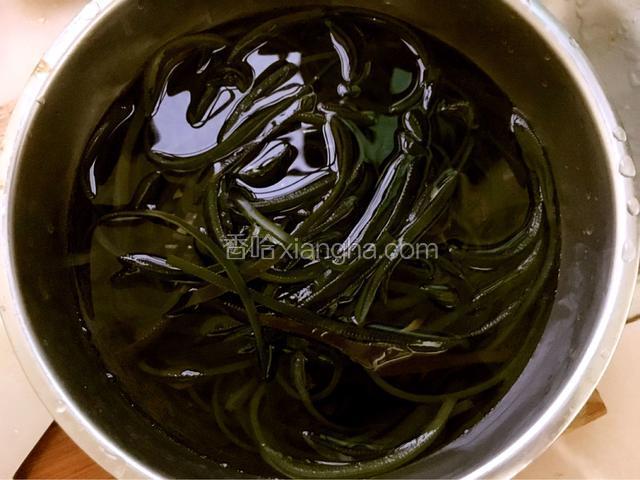 买回来的海带丝洗净后沥干水分