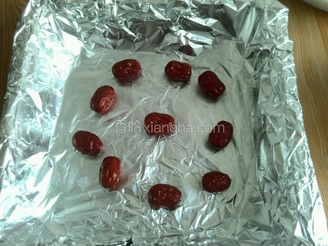 方形模具上铺一层锡纸，先撒上一些大枣。