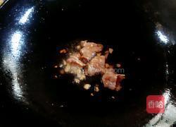 五花肉炒木耳的做法图解2