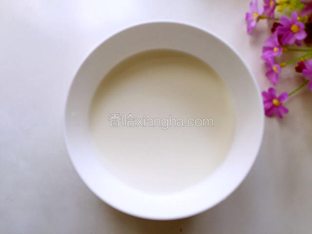 牛奶先倒入碗中