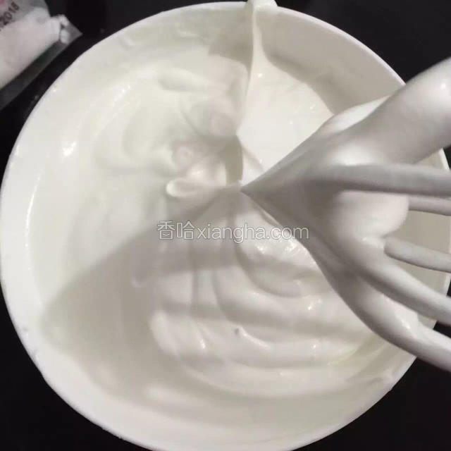淡奶油50g加10g糖打至七成发