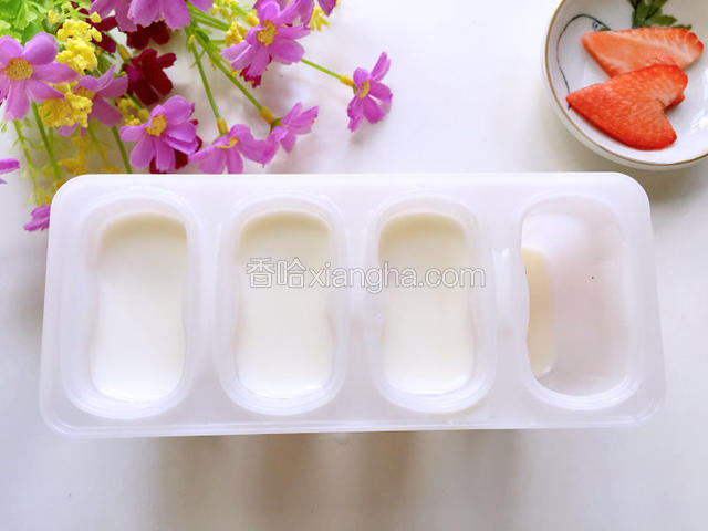 然后倒入搅拌均匀的奶液