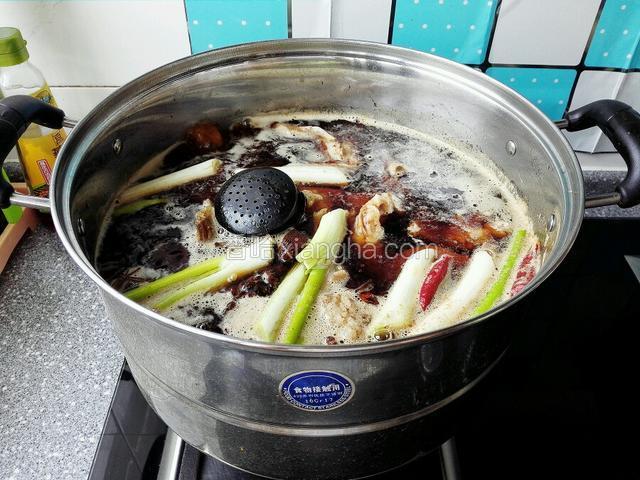 然后下入葱姜蒜，红辣椒和调味料
