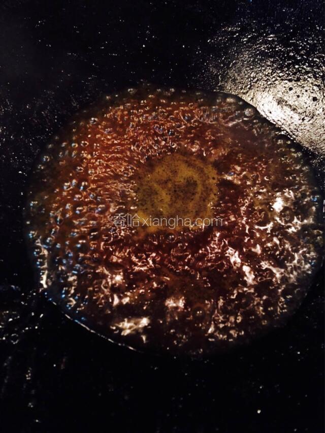 锅里先做好豆瓣酱鱼汁（豆瓣酱、蚝油、蒸鱼豉油、料酒、少许水煮好）