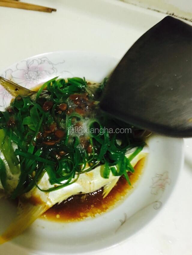 蒸好的鱼，撒上葱花，淋上豆瓣酱汁，再把烧开的热油泼上去，从头头淋到鱼尾。