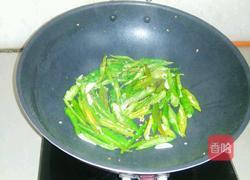 尖椒炒腊肉的做法图解2