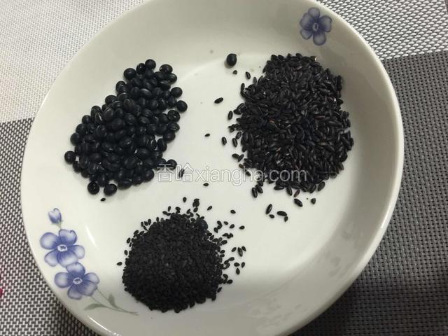准备黑豆、黑米、黑芝麻、