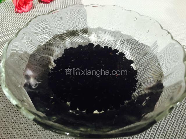 把黑豆和黑米洗净泡至二十分钟