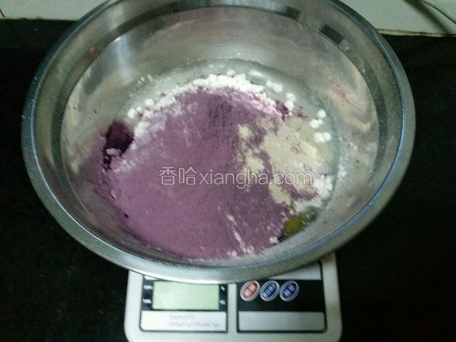 除黄油外所有面团材料称重混合，先液体后粉类！