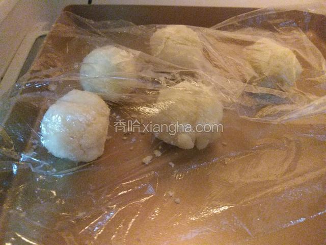 然后，开始做椰蓉馅！黄油软化，加入糖粉，用打蛋器打到体积澎大颜色发白，分三次加入蛋液，每加一次都要打匀，再加入椰蓉拌匀，加入牛奶拌匀！揉成团盖保鲜膜放冰箱冷藏两三分钟，再平均分成5个团搓圆，盖膜冷藏备用！这步可以提前到面团回温时做就不会很赶！