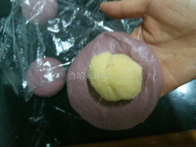 包入一个椰蓉馅！