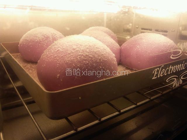 入炉烤制中！别烤糊了，请中途及时加盖锡纸！130度20分！我家烤箱偏高50度左右！实际是180度左右！