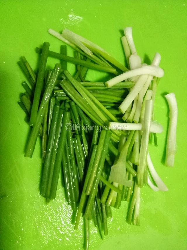 把葱切段。
