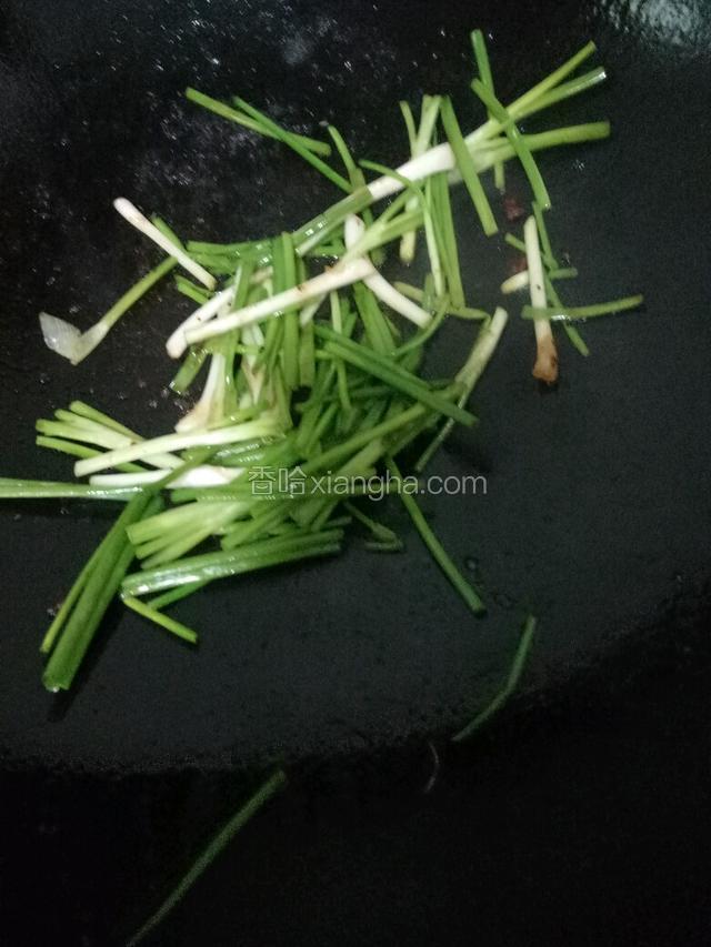 用油把葱爆香。