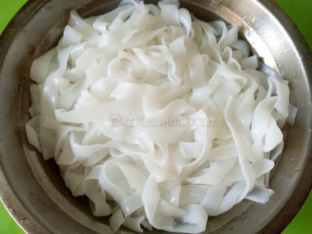 用水冲洗一下河粉（这是炒河粉不易断的关键），搅散，沥干水。