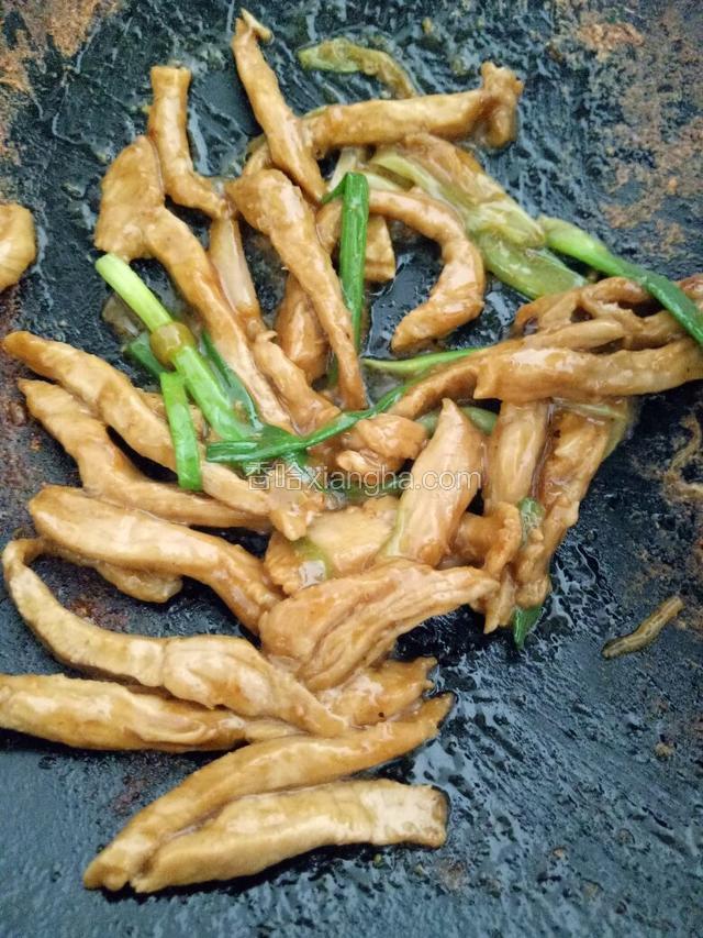 油、葱、蚝油爆炒肉丝。