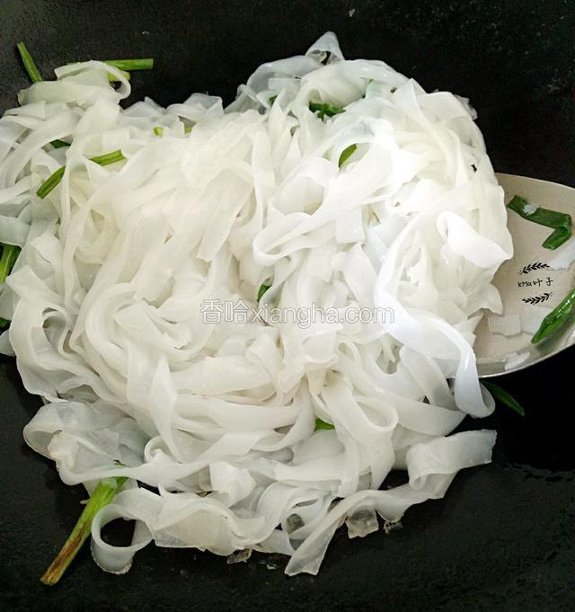 倒入河粉，快速翻炒，加入适量盐和酱油继续翻炒至河粉出现焦黄，上盘。