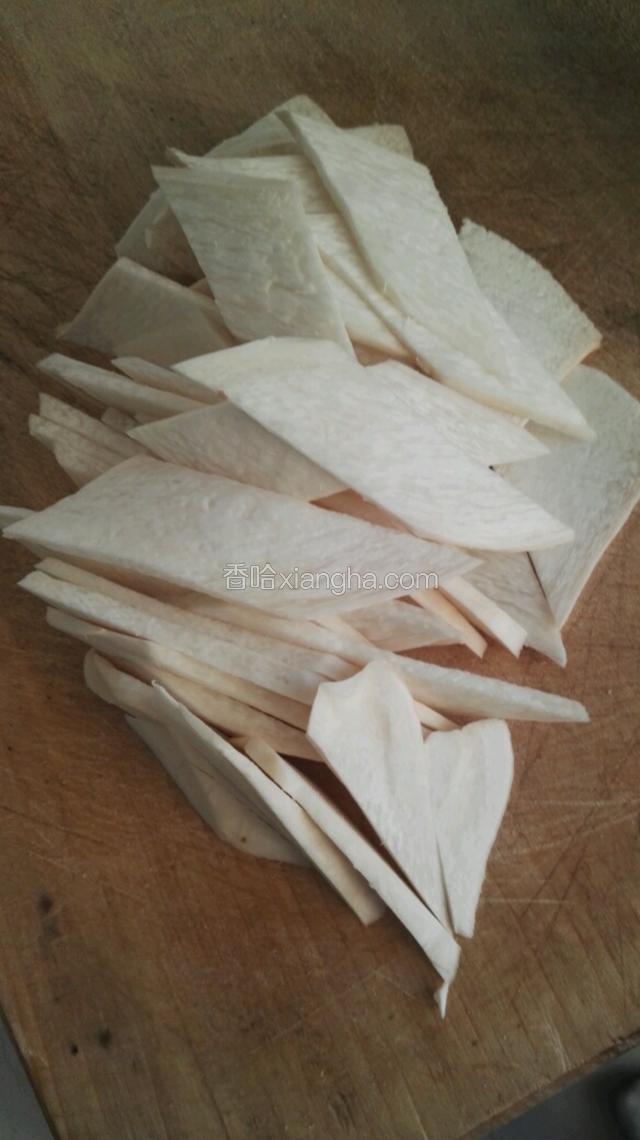 杏鲍菇切片备用，香菜切沫，姜切片
