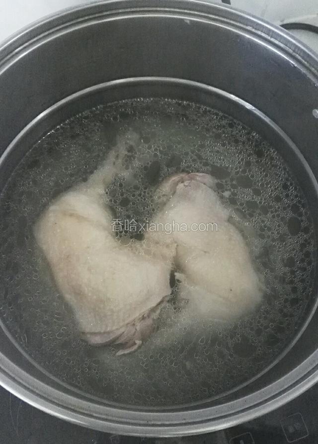 将鸡腿放入高压锅中，添加适量清水，加入姜片，按下煮鸡键