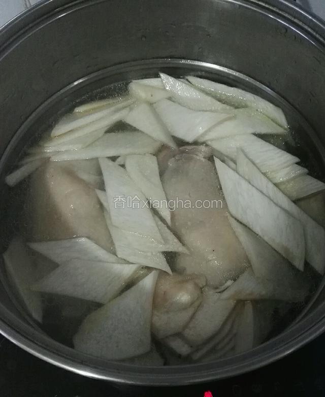 鸡腿压好后放入煮锅中，放入杏鲍菇，加入适量盐小火煮至杏鲍菇变熟即可