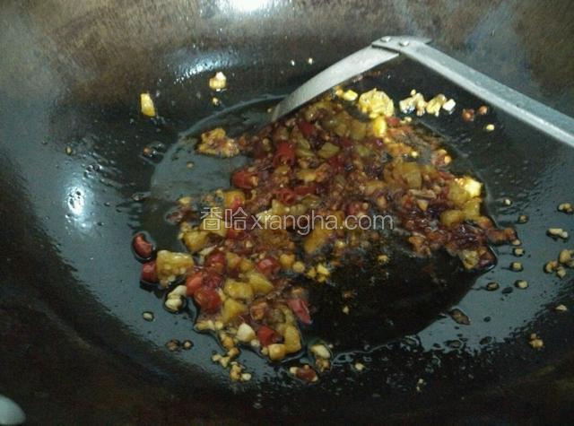 郫县豆瓣酱放入锅中炒出红油
