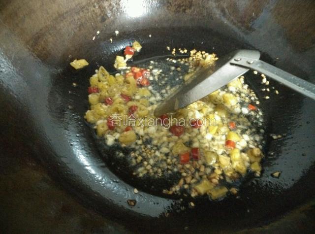 泡椒红椒碎下锅翻炒几下