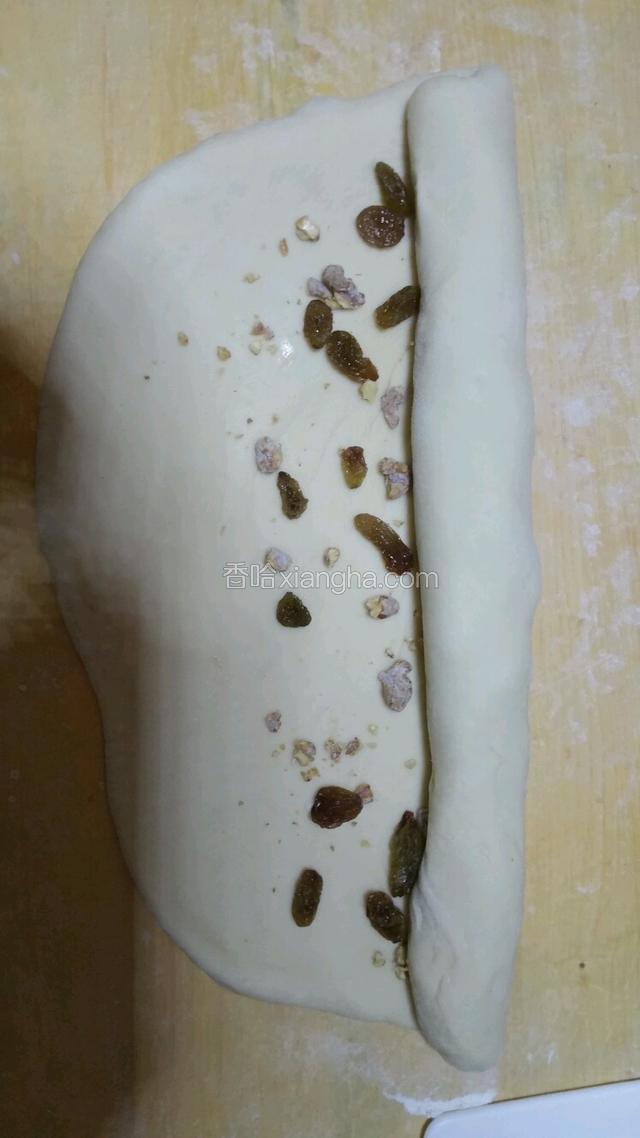 从有葡萄干的一侧卷起即可