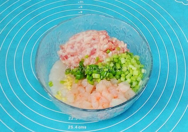 碗内依次放入鱼肉泥、五花肉泥、芹菜丁、虾仁丁，再放入葱姜碎