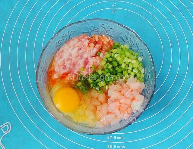磕一个鸡蛋，加入适量盐、生抽、香油