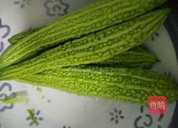 苦瓜炒金蛋的做法图解1