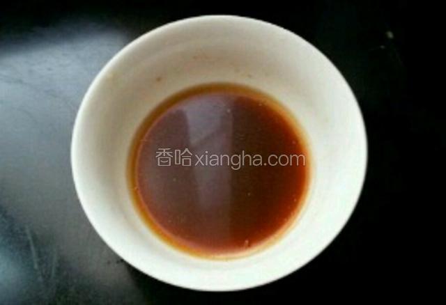 碗中放酱油，醋，糖，盐，少许淀粉调成碗汁。