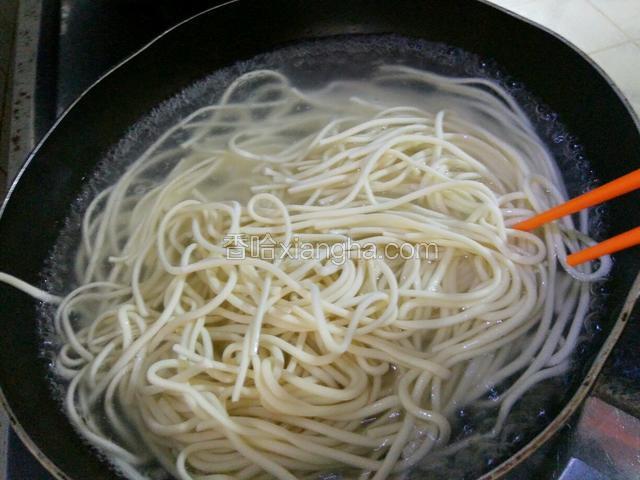把面条开水煮两分钟，（放一点油）