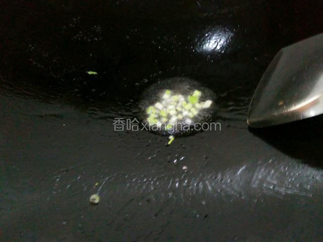 另外起锅放少许的油把葱白爆香，