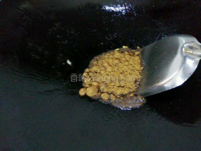 把红糖下去炒一下，