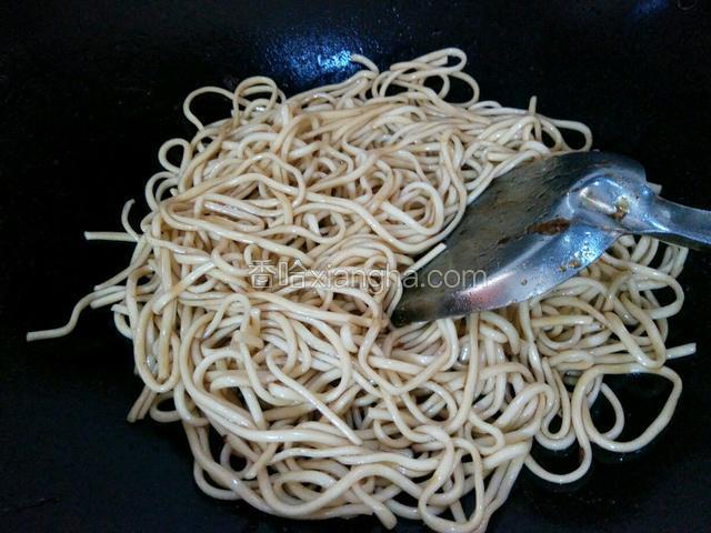 把面条下去炒煮圴勺人味，收干汁